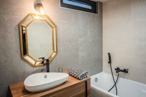Bathtub, hair dryer - Modern villa with private pool (Biguglia)