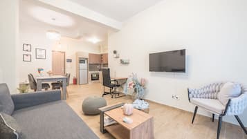 Apartamento conforto, 1 quarto, para não fumantes, cozinha | Área de estar | TV de tela plana 40 polegadas com canais digitais, TV