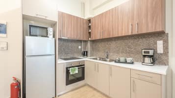 Refrigerador con freezer, microondas, horno, placa de cocina