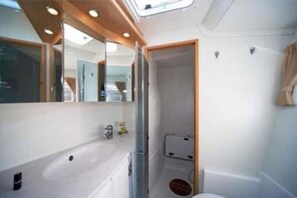 Master Cabin | Bathroom | Shower, towels