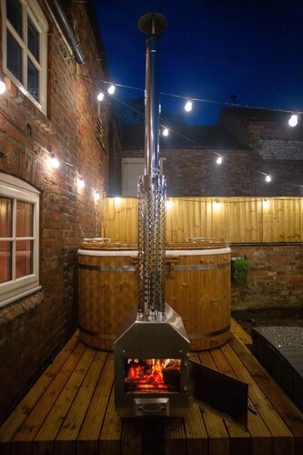 Wood-fired Hot-tub in quirky one bed holiday home