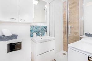 Shower, hair dryer, towels