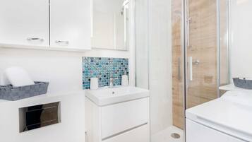 Shower, hair dryer, towels, shampoo