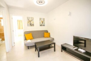Apartamento superior | Zona de estar | Televisión de pantalla plana de 27 pulgadas con canales por satélite