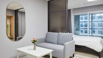 Deluxe Double Room | Living area