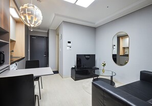 Deluxe Double Room | Living area - Yeosu Firstcity by Sota Hotel (Yeosu)