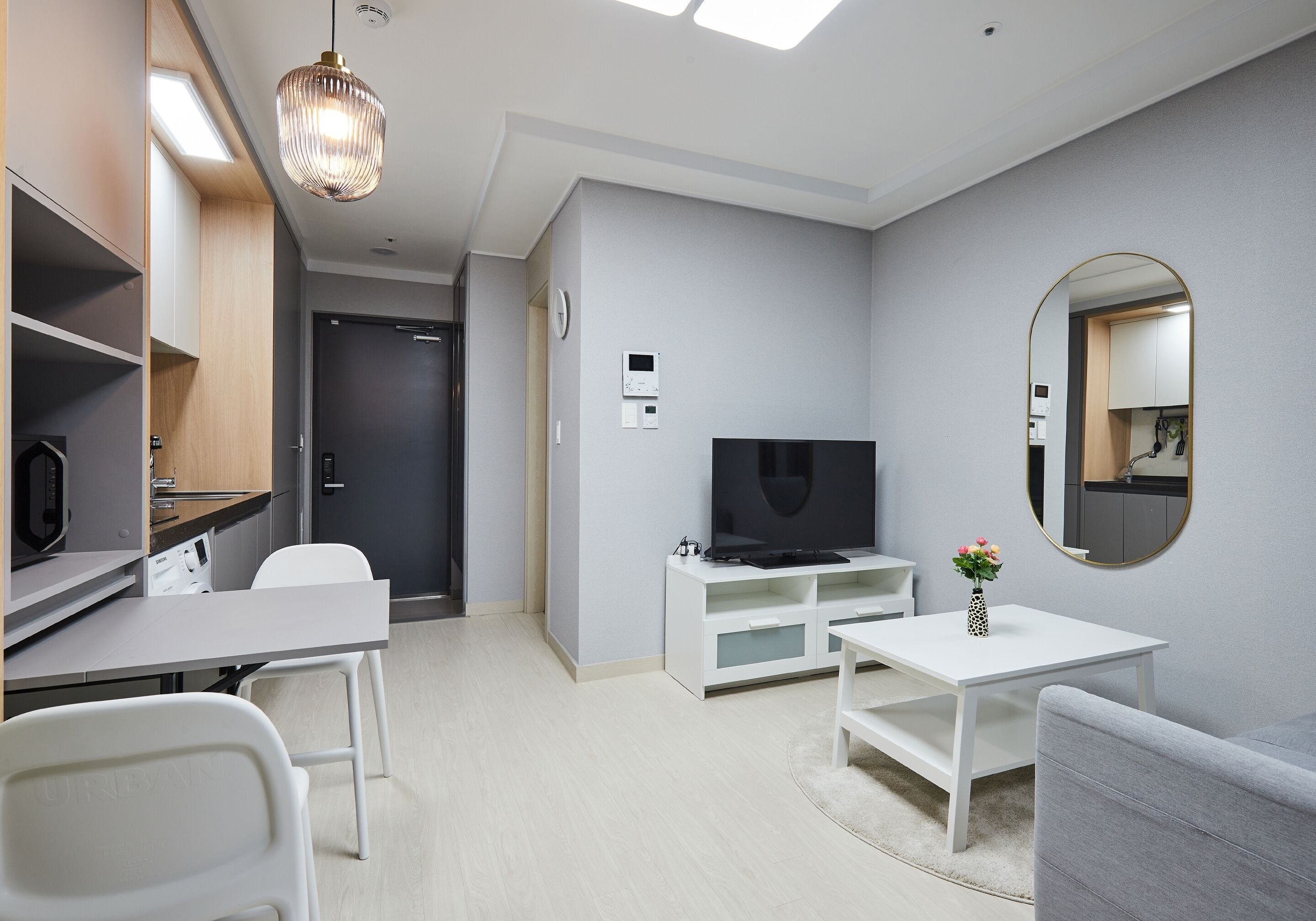 Deluxe Double Room | Living area | 40-inch TV with cable channels, fireplace, Netflix