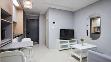 Deluxe Double Room | Living area | 40-inch TV with cable channels, fireplace, Netflix