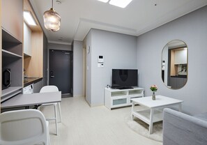 Deluxe Double Room | Living area - Yeosu Firstcity by Sota Hotel (Yeosu)