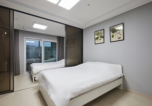 Chambre Familiale avec lits jumeaux | Vue de la chambre
