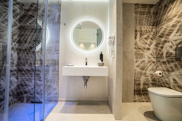 Douche, pantoufles, serviettes fournies