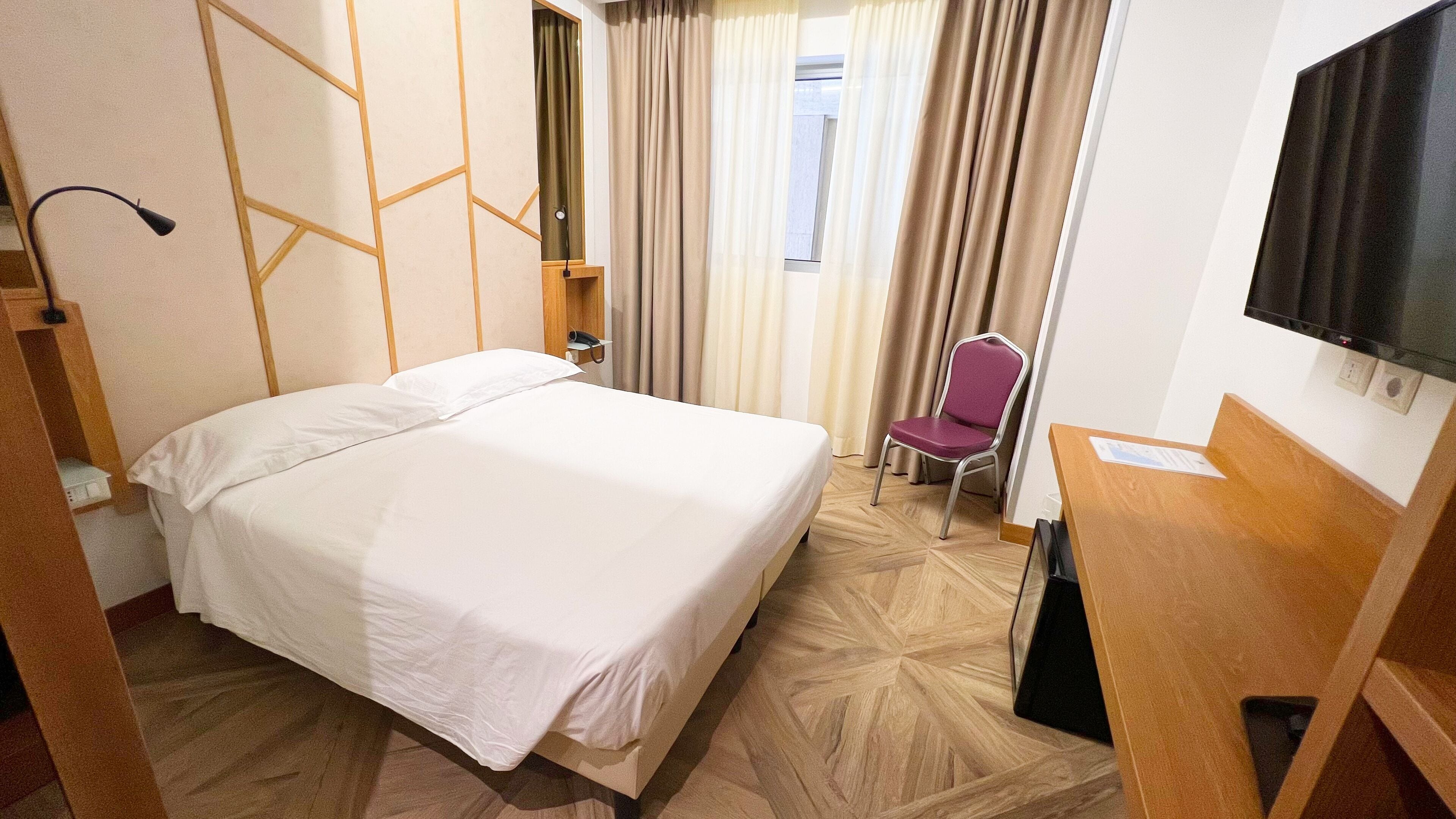 Minibar, coffres-forts dans les chambres, rideaux occultants