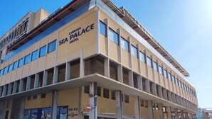 The exterior of the Catania Sea Palace Hotel, featuring a modern architectural design with a flat facade and large windows. - Catania Sea Palace Hotel (Catania)