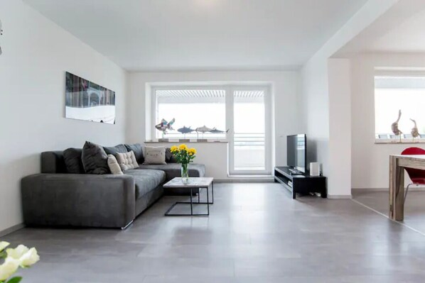 Smart TV - Penthouse over food. Messe Essen/Dusseldorf (Essen)