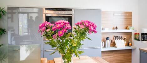 Jääkaappi, mikroaaltouuni, uuni, liesi