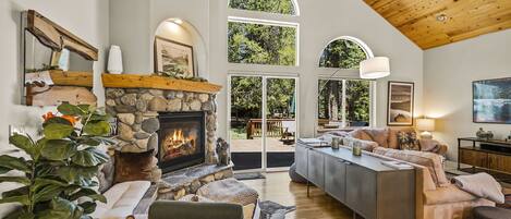 Smart TV, chimenea y oficina