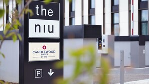 A sign for Candlewood Suites by IHG with a parking symbol. - Candlewood Suites Dusseldorf Airport by IHG (Düsseldorf)