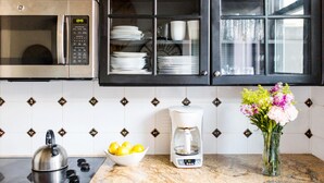 Private kitchen - The Whippet House by Lucky Savannah (Savannah)