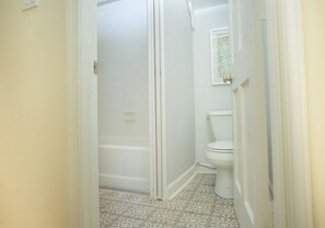 Bathroom - Cohen House Garden Apartment by Lucky Savannah (Savannah)
