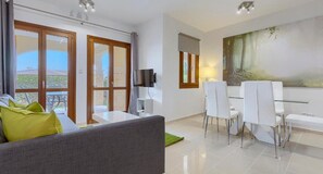 Luxury-Apartment | Wohnbereich | 40-Zoll-Flachbildfernseher mit Digitalempfang, Fernseher, Netflix