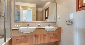 Luxury-Apartment | Badezimmer | Haartrockner, Handtücher
