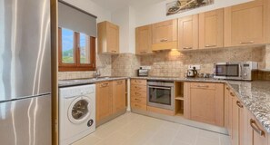 Departamento de lujo | Cocina privada | Refrigerador con congelador, microondas, horno y parrilla de estufa 