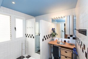 Douche, séchoir à cheveux, serviettes fournies, savon