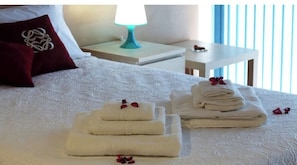 2 Schlafzimmer, Schreibtisch, Bügeleisen/Bügelbrett, Reisekinderbett