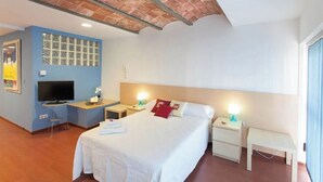 2 soverom, skrivebord, strykejern/-brett og reiseseng for barn