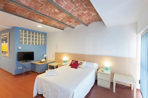 2 chambres, bureau, fer et planche à repasser, lit de bébé portatif