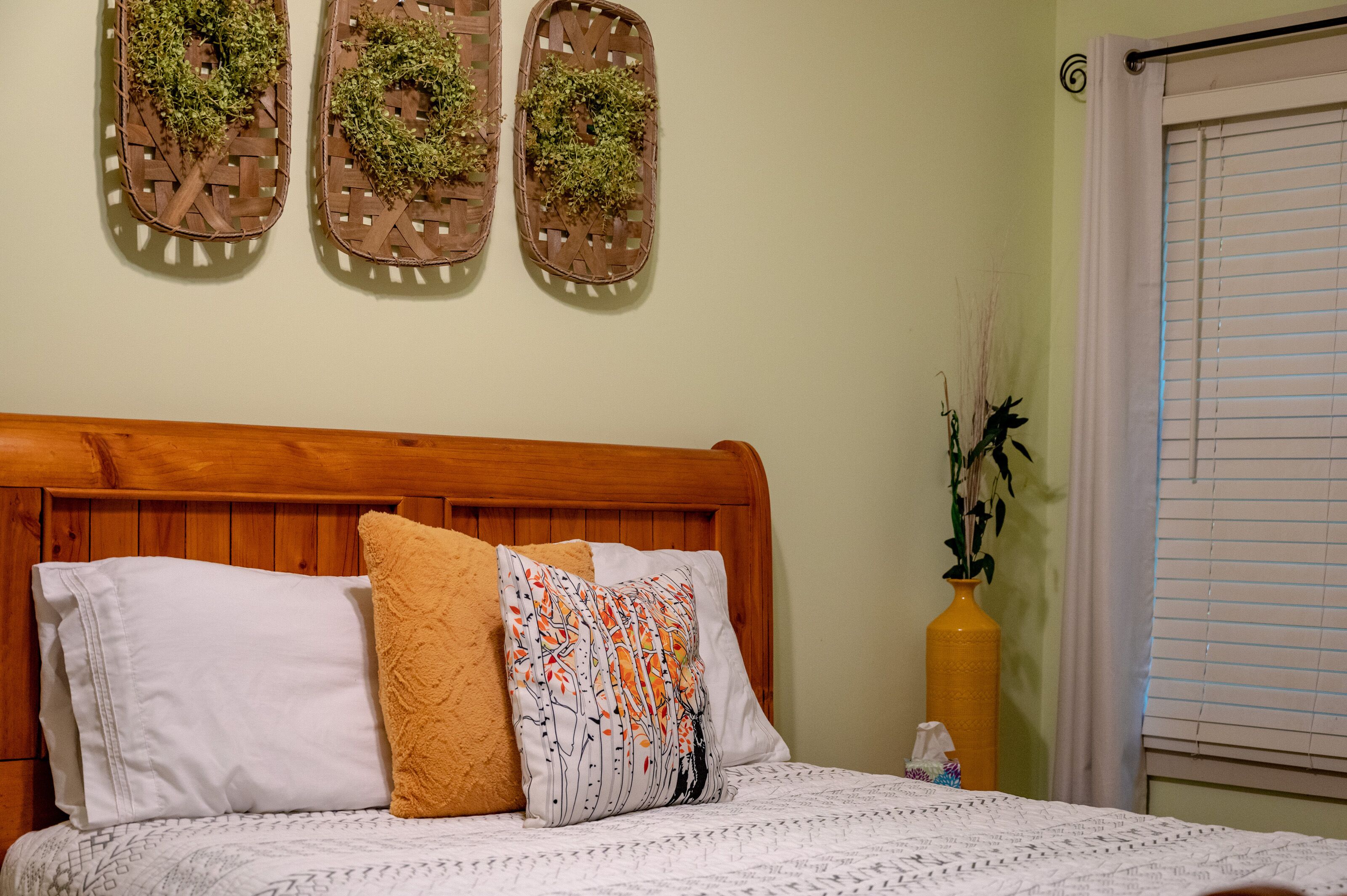 Spacious Cabin with King Bed, Fire Pit & Hot Tub!