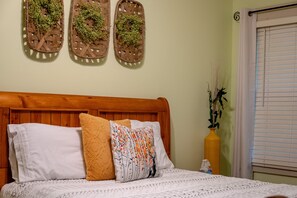 3 bedrooms, desk, iron/ironing board, free WiFi - Spacious Cabin with King Bed, Fire Pit & Hot Tub! (Ellijay)