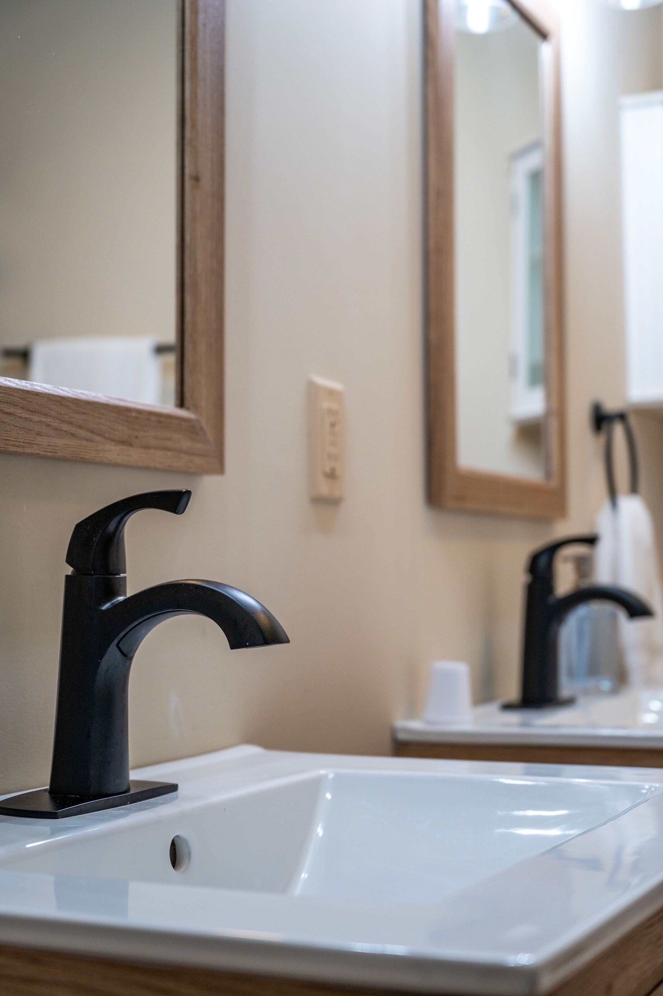 Spacious Cabin with King Bed, Fire Pit & Hot Tub!