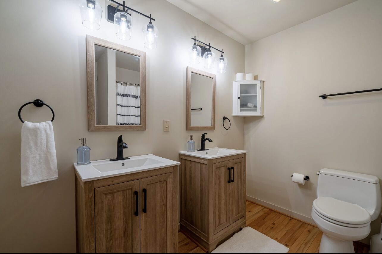 Spacious Cabin with King Bed, Fire Pit & Hot Tub!