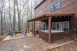 Outdoor dining - Spacious Cabin with King Bed, Fire Pit & Hot Tub! (Ellijay)