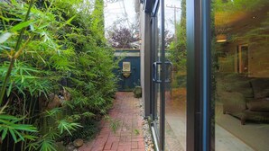 Property grounds - Eleven Twelve Lincoln House by Lucky Savannah (Savannah)