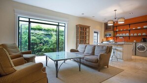 House, 1 Bedroom | Living room - Eleven Twelve Lincoln House by Lucky Savannah (Savannah)