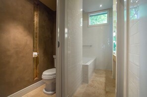 Bathroom - Eleven Twelve Lincoln House by Lucky Savannah (Savannah)