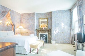 Room - Cohen House Main by Lucky Savannah (Savannah)