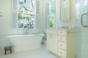 Bathroom - Cohen House Main by Lucky Savannah (Savannah)