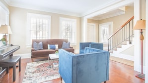 House, 3 Bedrooms | Living room - Charming Charlton by Lucky Savannah (Savannah)
