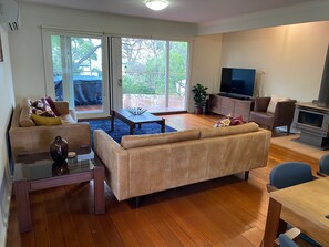 Smart TV, fireplace, ping pong, books - Great location opposite Cowes beach, water views. (Cowes)