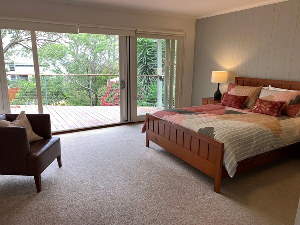 4 bedrooms, iron/ironing board, free WiFi, bed sheets - Great location opposite Cowes beach, water views. (Cowes)