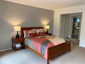 4 bedrooms, iron/ironing board, free WiFi, bed sheets - Great location opposite Cowes beach, water views. (Cowes)