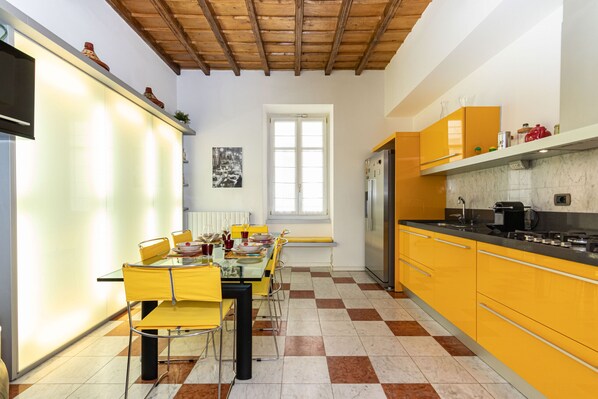 Kühlschrank, Mikrowelle, Ofen, Geschirrspüler