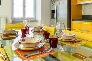 Ett matbord dukat med tallrikar, skålar, glas och bestick.