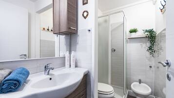 Doccia, asciugacapelli, bidet, asciugamani