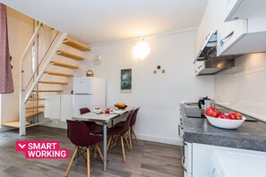 Fridge, oven, cookware/dishes/utensils, dining tables