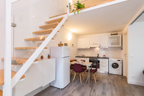 Fridge, oven, cookware/dishes/utensils, dining tables