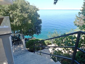 Property grounds - Apartment for 2-3 persons directly on the beach (Baric Draga)